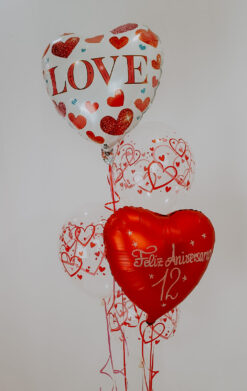 Columna de globos con corazones